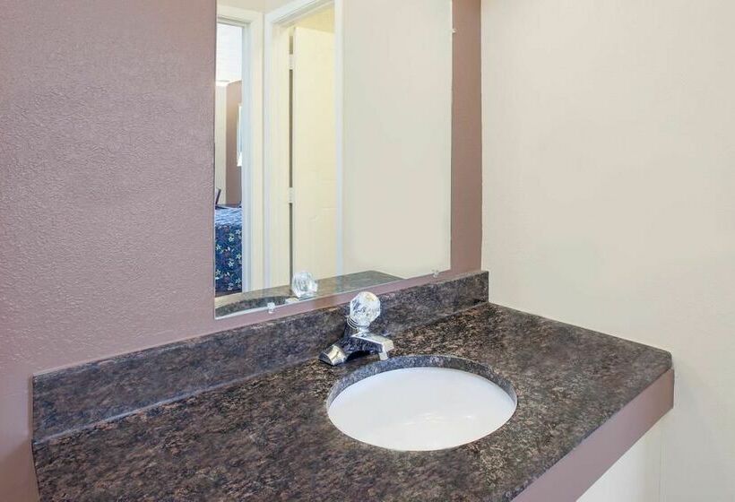 בית מלון כפרי Imperial Inn Grand Blanc