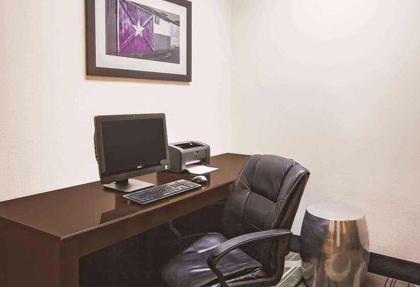 Отель La Quinta Inn & Suites By Wyndham Beaumont West