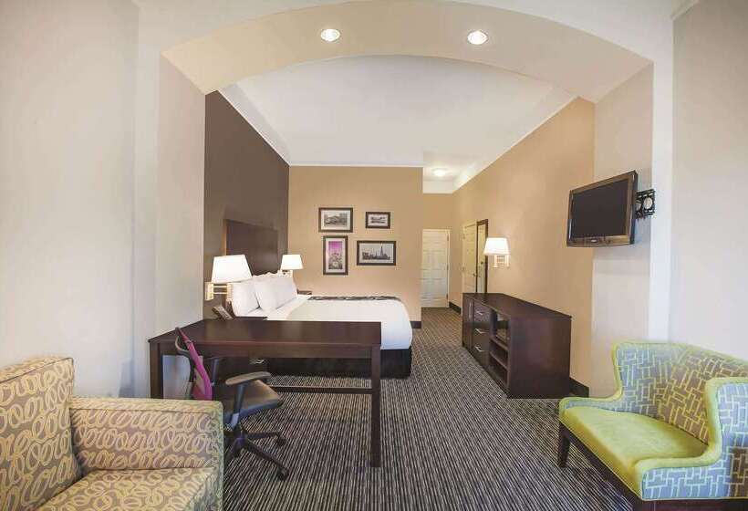 Отель La Quinta Inn & Suites By Wyndham Beaumont West
