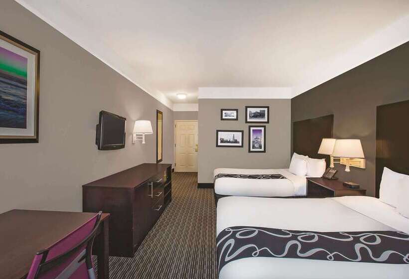 Отель La Quinta Inn & Suites By Wyndham Beaumont West