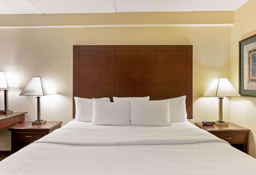 هتل La Quinta By Wyndham Boston Somerville