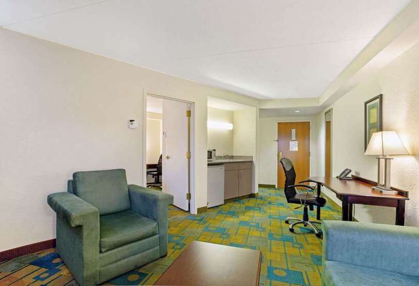 هتل La Quinta By Wyndham Boston Somerville