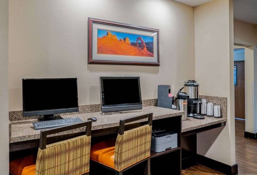 هتل La Quinta By Wyndham Moab