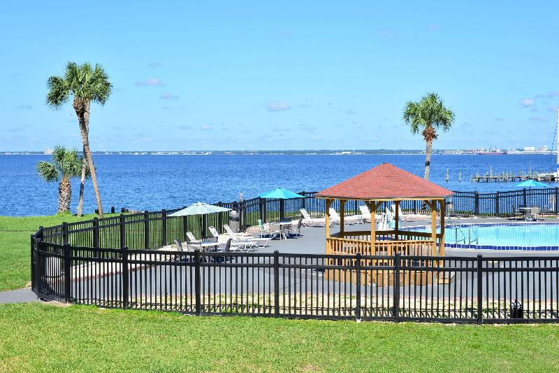 בית מלון כפרי Quality Inn & Suites Gulf Breeze Bayside Near Pensacola Beach