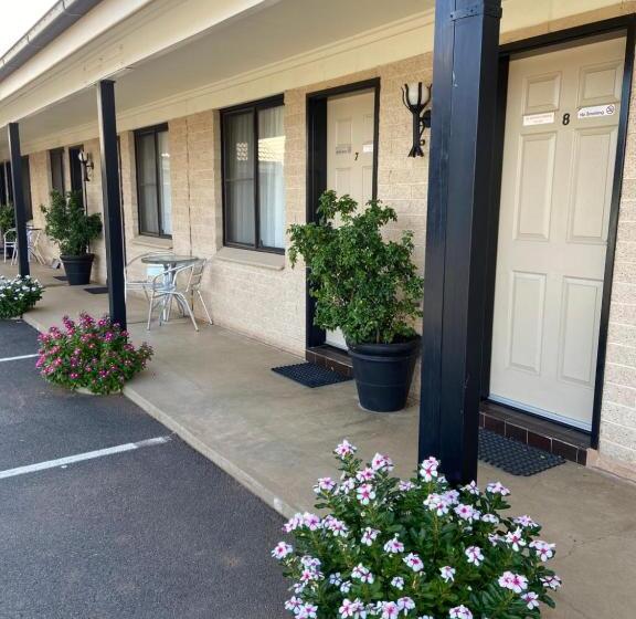 فندق على الطريق All Seasons Motor Lodge