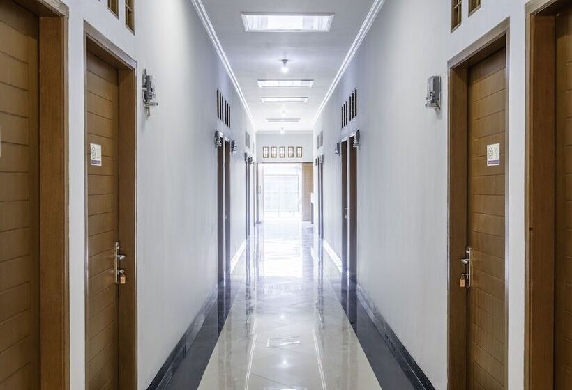 هتل Oyo 2072 Wisma Teratai