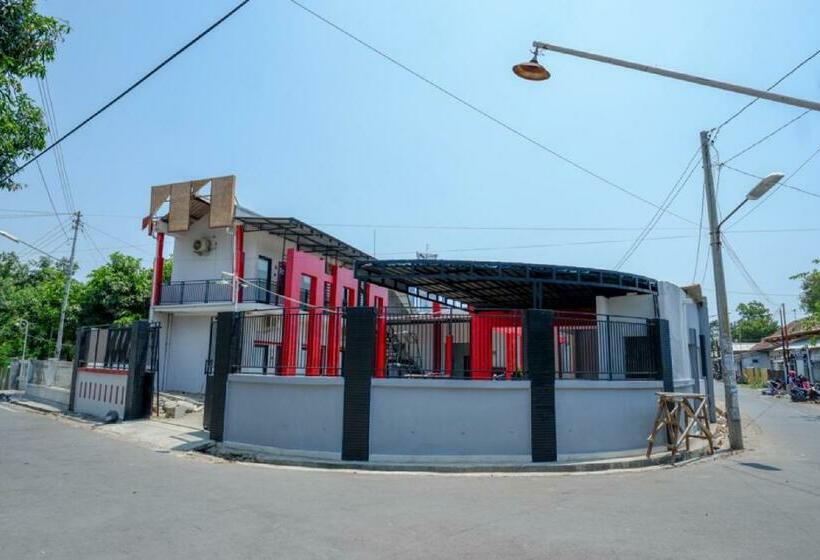 پانسیون Reddoorz Syariah Near Alun Alun Tegal