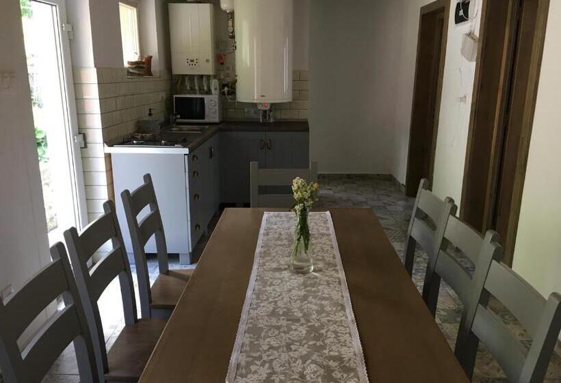 تختخواب و صبحانه Casa Karola Ház