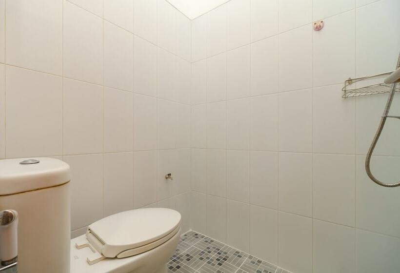 پانسیون Reddoorz Near Kejaksan Station Cirebon 2