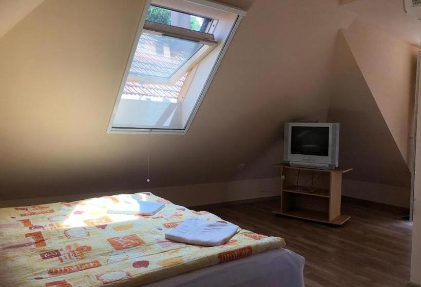 פנסיון óvár 12 Vendégház