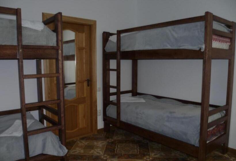 הוסטל Home