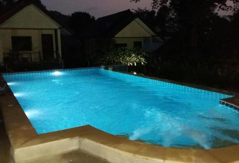 هاستل Baansanook Resort & Swimming Pool