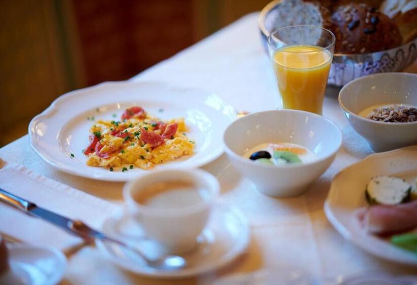 تختخواب و صبحانه Garni Schneider