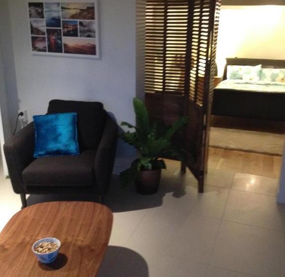 تختخواب و صبحانه The Cashmere Bothy