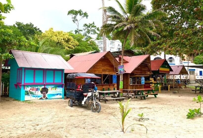 هتل Los Robles Capurgana