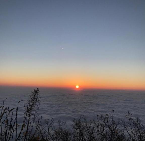 فندق Mount Emei Feng Lin Yue