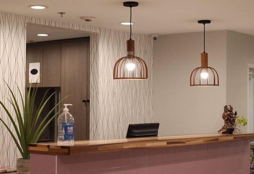 בית מלון כפרי Arya Inn & Suites