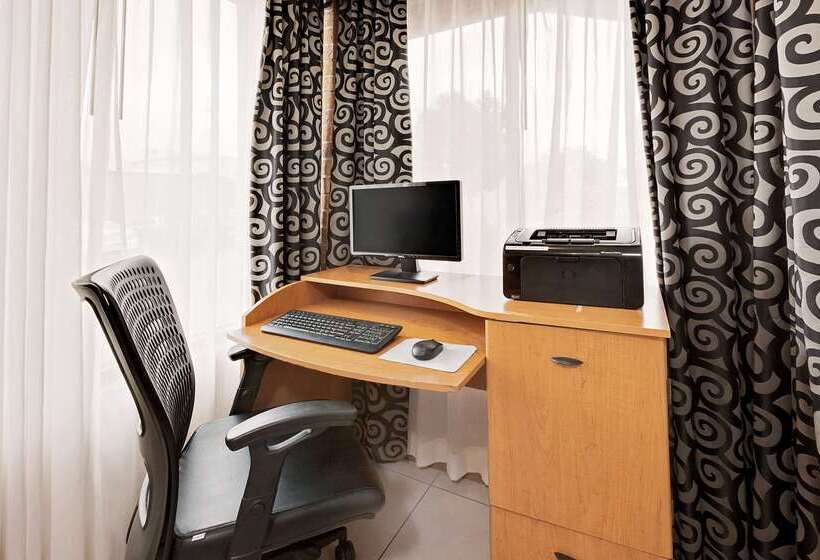בית מלון כפרי Baymont By Wyndham Battle Creek Downtown