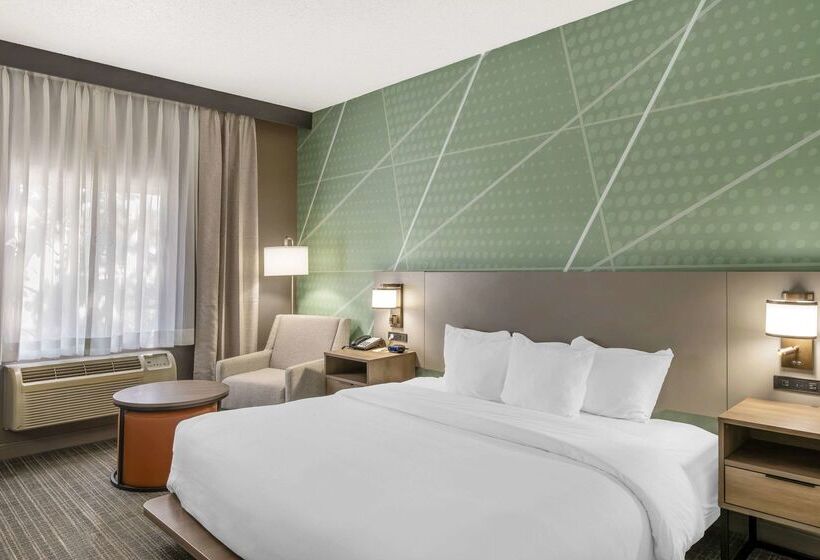 هتل Comfort Inn & Suites Louisville Airport Fair & Expo