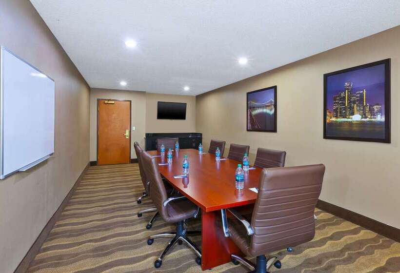 هتل Comfort Inn & Suites