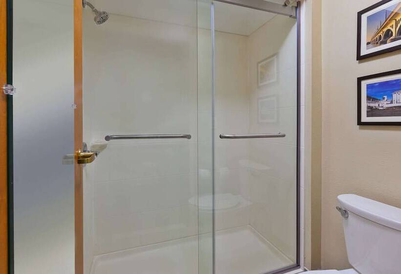 هتل Comfort Inn & Suites