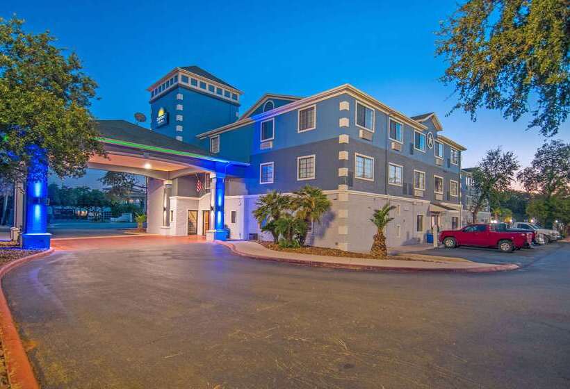 هتل Days Inn & Suites By Wyndham San Antonio North/stone Oak