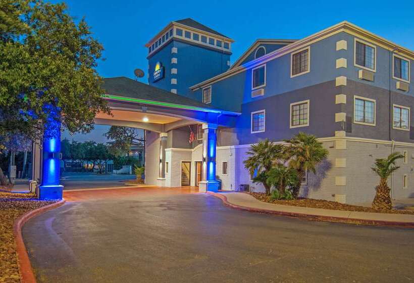 هتل Days Inn & Suites By Wyndham San Antonio North/stone Oak