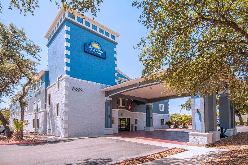 هتل Days Inn & Suites By Wyndham San Antonio North/stone Oak