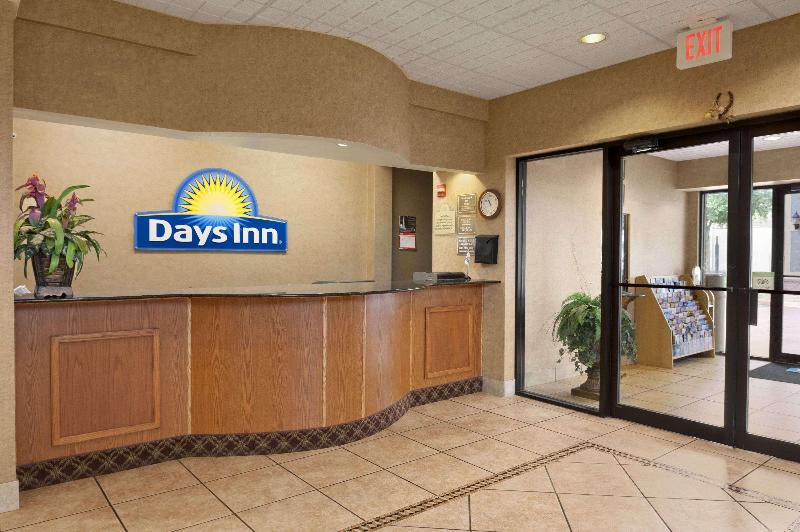 هتل Days Inn & Suites By Wyndham San Antonio North/stone Oak