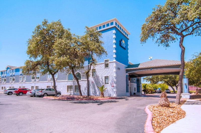 هتل Days Inn & Suites By Wyndham San Antonio North/stone Oak