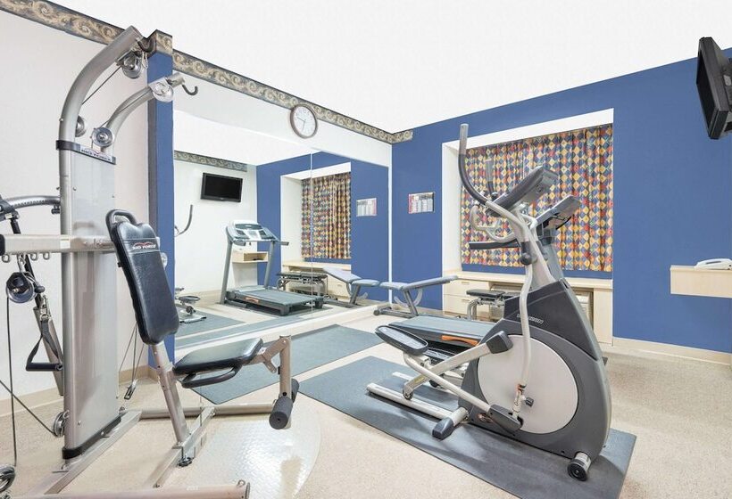 فندق Days Inn & Suites By Wyndham Hutchinson