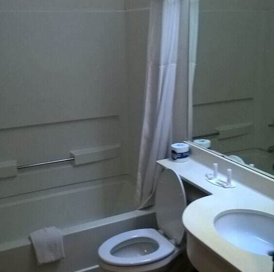 فندق Days Inn & Suites By Wyndham Hutchinson