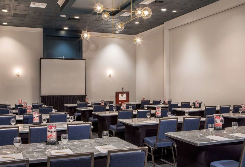בית מלון כפרי Doubletree By Hilton Atlanta Windy Hill Ballpark