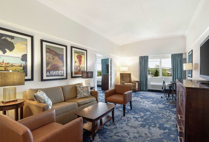هتل Doubletree By Hilton Cape Cod Hyannis