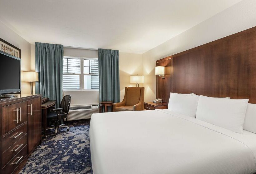 هتل Doubletree By Hilton Cape Cod Hyannis