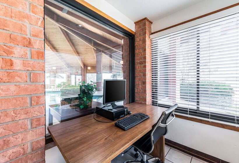 فندق Econo Lodge Inn & Suites