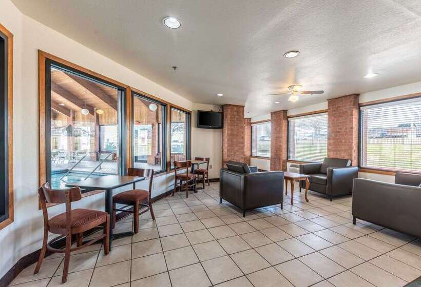 فندق Econo Lodge Inn & Suites