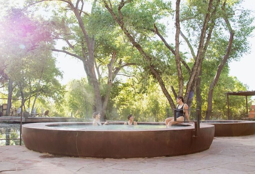فندق Ojo Santa Fe Spa Resort