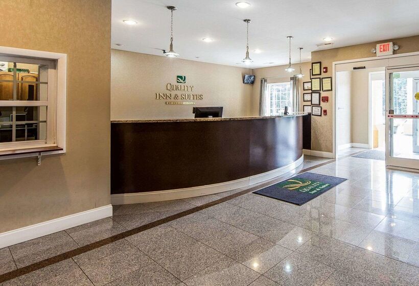 호텔 Quality Inn & Suites