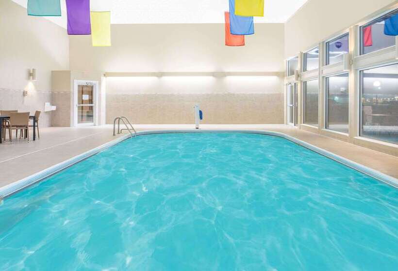 هتل Ramada By Wyndham Springfield North