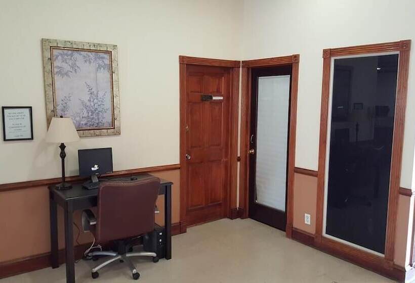 فندق Red Carpet Inn & Suites