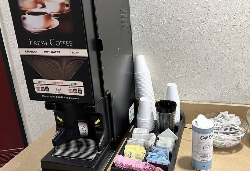 בית מלון כפרי Red Roof Inn & Suites Indianapolis Airport