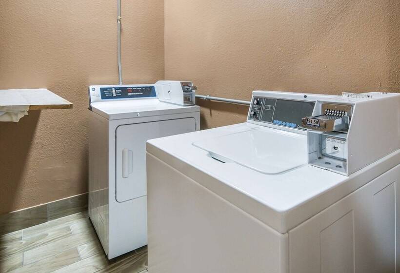 בית מלון כפרי Rodeway Inn Carrollton I 35e