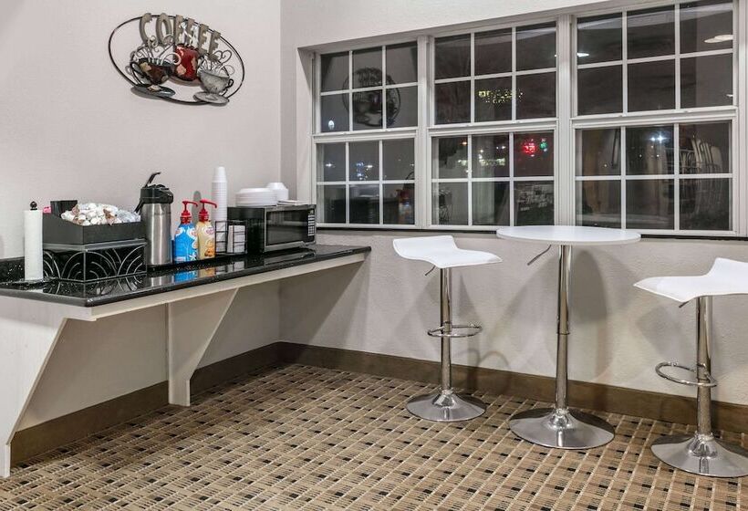 Microtel Inn And Suites Lafayette