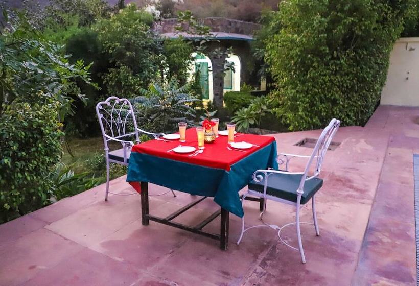 فندق Sariska Farms & Adventure