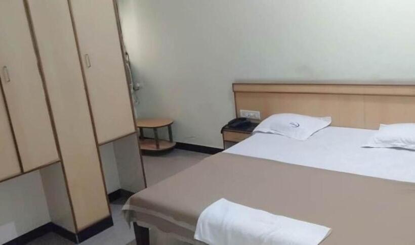 فندق Iroomz Hoysala Residency