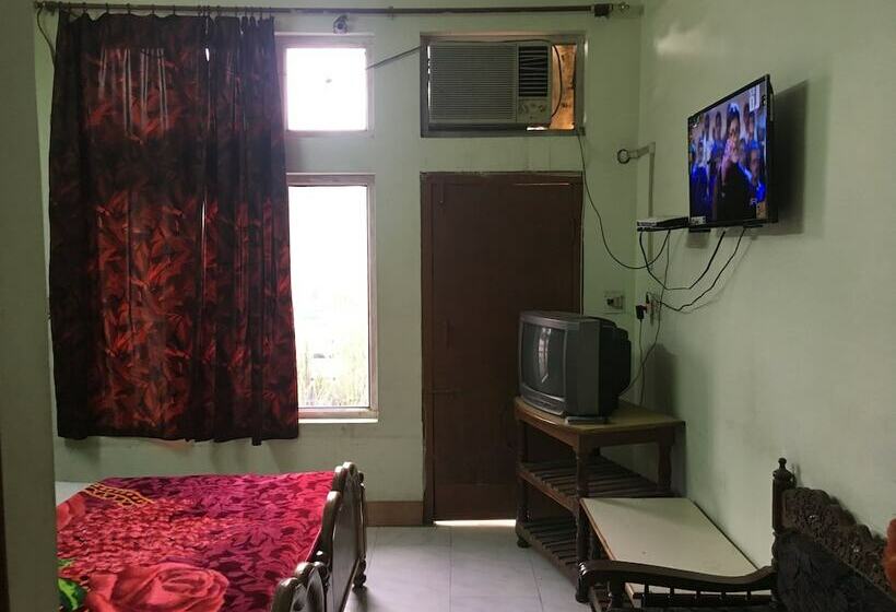 ホテル New White House Tikamgarh