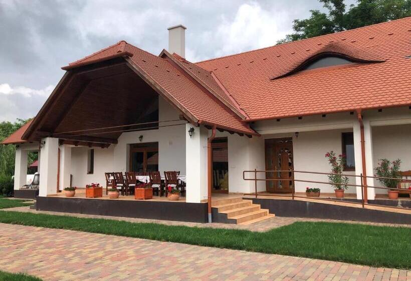 بنسيون Kiscsere Vendégház