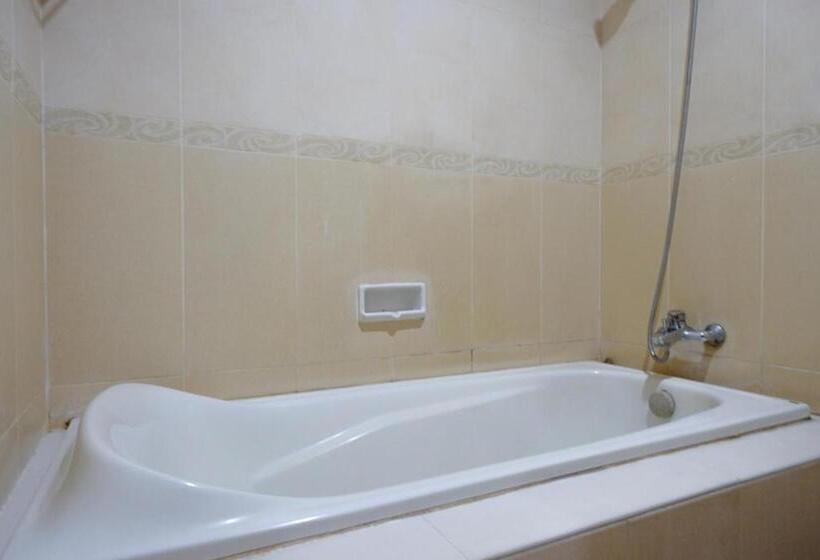 پانسیون Reddoorz Near Monumen Habibi Ainun