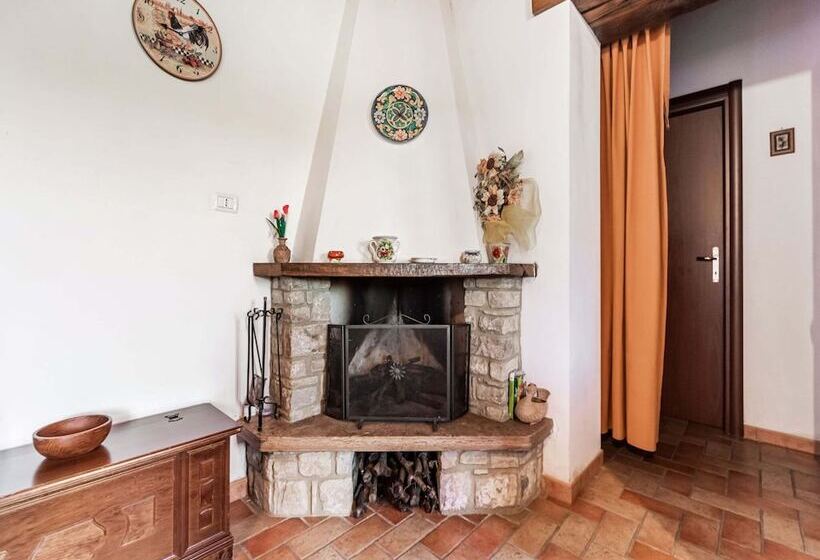 Vibrant Cottage Near Lake In Bomba